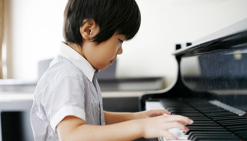 ピアノを弾いている男の子