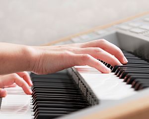 エレクトーンを弾いている手元