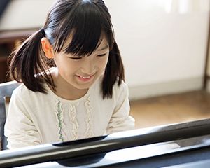 ピアノを弾いている女の子